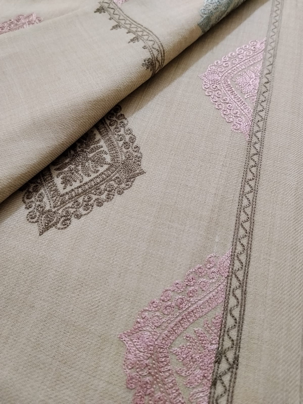Naqsh-e-Aari Shawl(AR-604)
