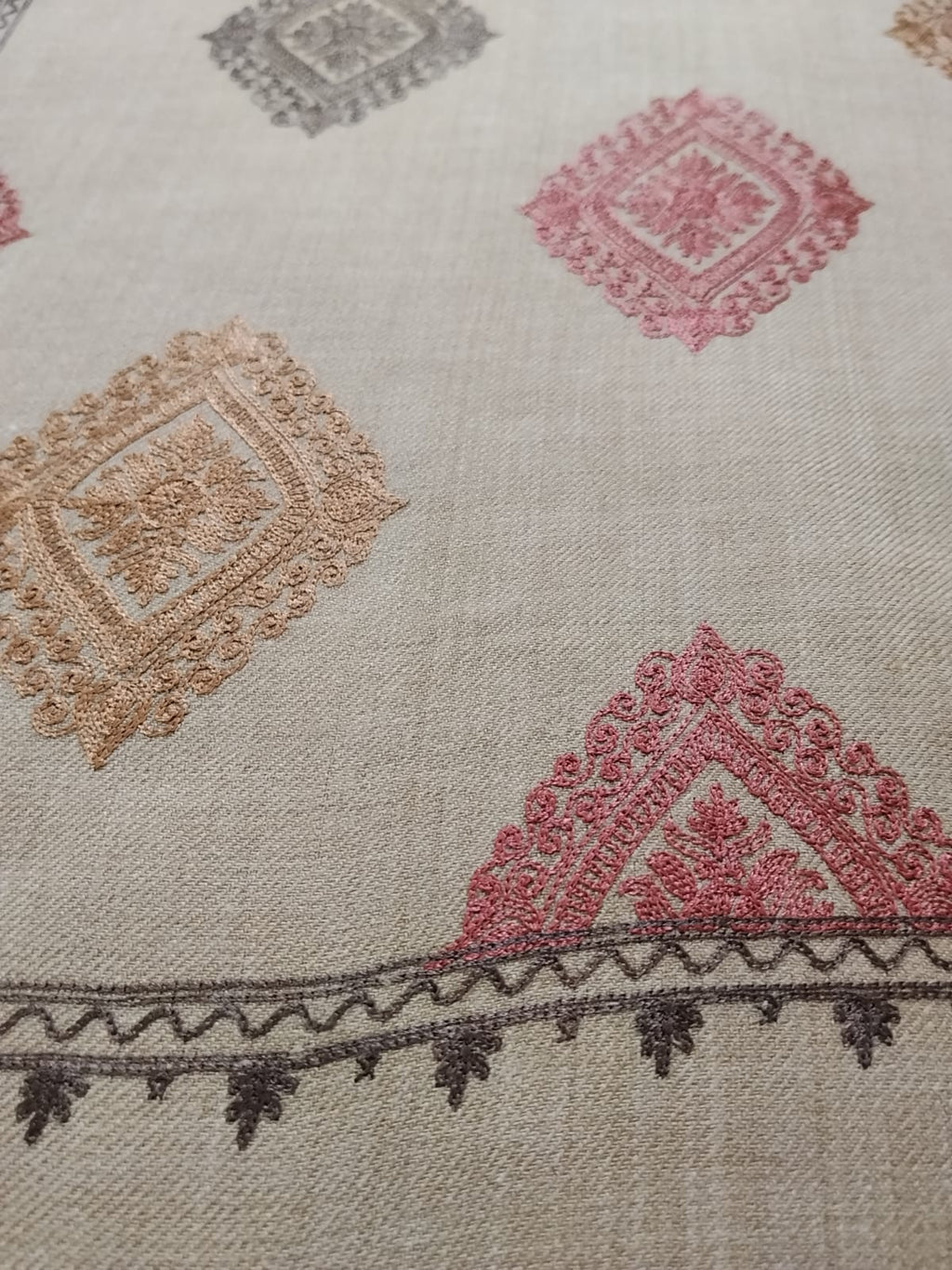 Naqsh-e-Aari Shawl(AR-604)