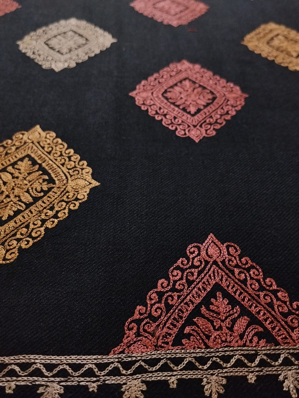 Naqsh-e-Aari Shawl(AR-604)